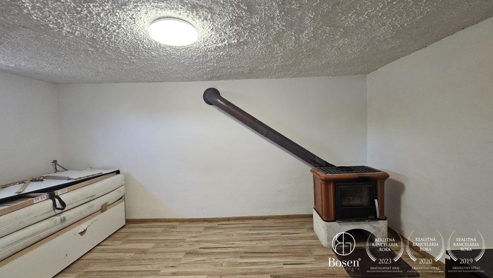 BOSEN | Záhradná chata s 10 árovým pozemkom – Marcelová, Cinkotské vinohrady