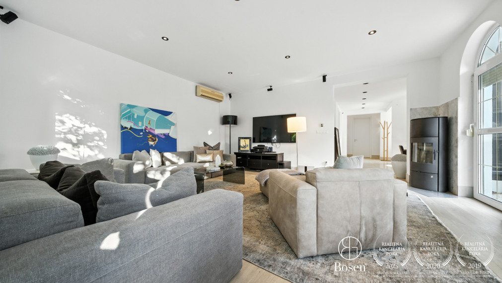 BOSEN| Dizajnový rodinný dom s bazénom v srdci Malých Karpát