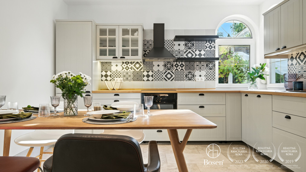 BOSEN| Dizajnový rodinný dom s bazénom v srdci Malých Karpát