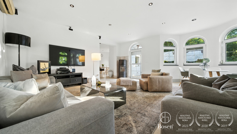 BOSEN| Dizajnový rodinný dom s bazénom v srdci Malých Karpát