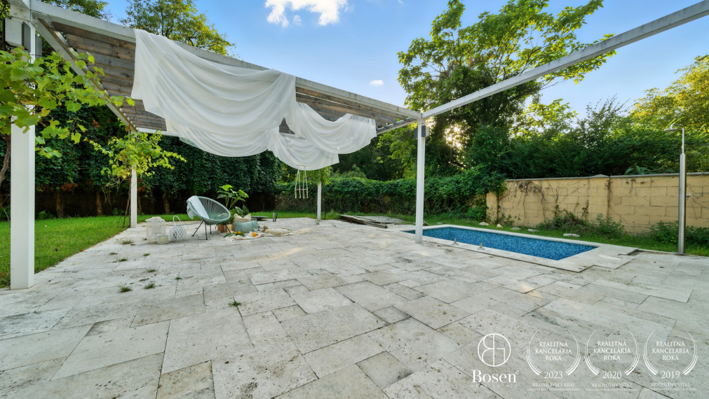 BOSEN| Dizajnový rodinný dom s bazénom v srdci Malých Karpát