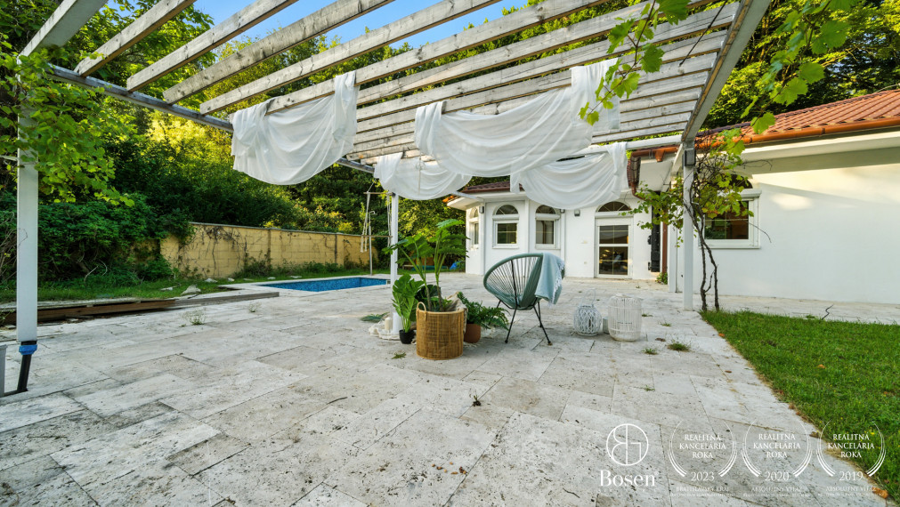 BOSEN| Dizajnový rodinný dom s bazénom v srdci Malých Karpát