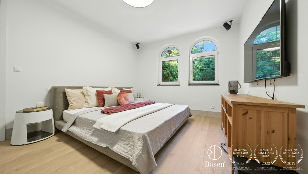 BOSEN| Dizajnový rodinný dom s bazénom v srdci Malých Karpát