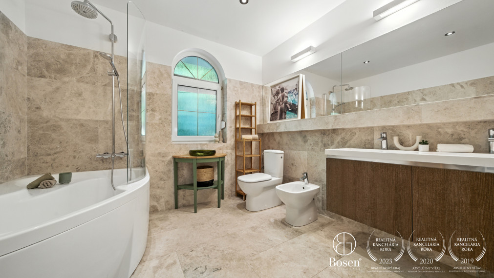 BOSEN| Dizajnový rodinný dom s bazénom v srdci Malých Karpát