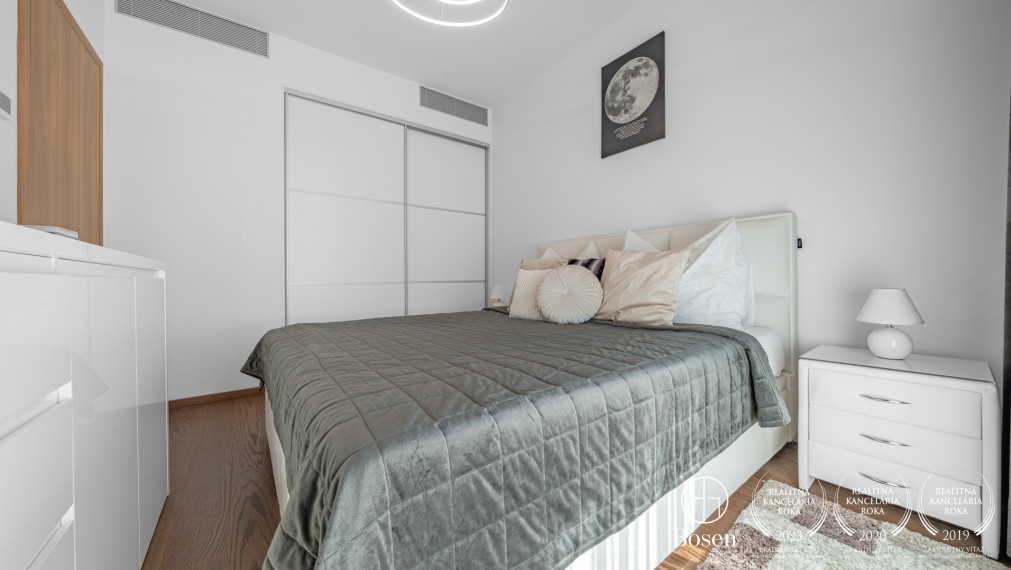 PRENAJATÉ - BOSEN| Nadštandardný 2 izbový byt v projekte Sky Park s výhľadom na hrad, garážovým státím a pivnicou, Čuleňová, 58 m²