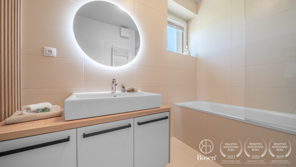 Bosen| Priestranný klimatizovaný 4-izbový byt s loggiou a 2 garážovými státiami – Bory Bývanie