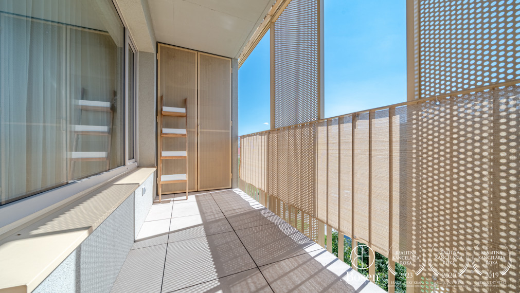 Bosen| Priestranný klimatizovaný 4-izbový byt s loggiou a 2 garážovými státiami – Bory Bývanie