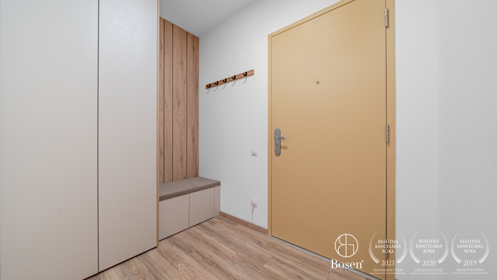 Bosen| Priestranný klimatizovaný 4-izbový byt s loggiou a 2 garážovými státiami – Bory Bývanie