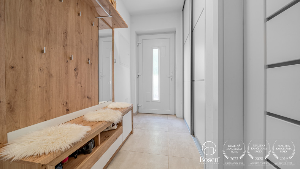 BOSEN | 4 izbový rodinný bungalov s bazénom