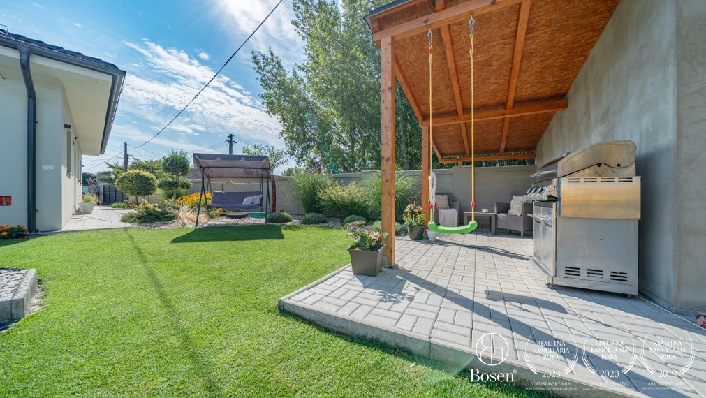 BOSEN | 4 izbový rodinný bungalov s bazénom