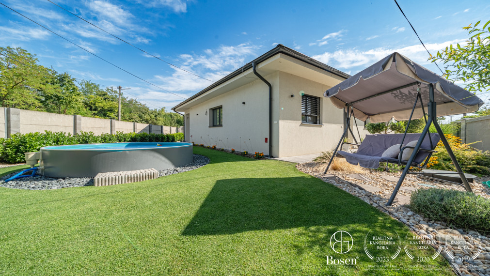 BOSEN | 4 izbový rodinný bungalov s bazénom