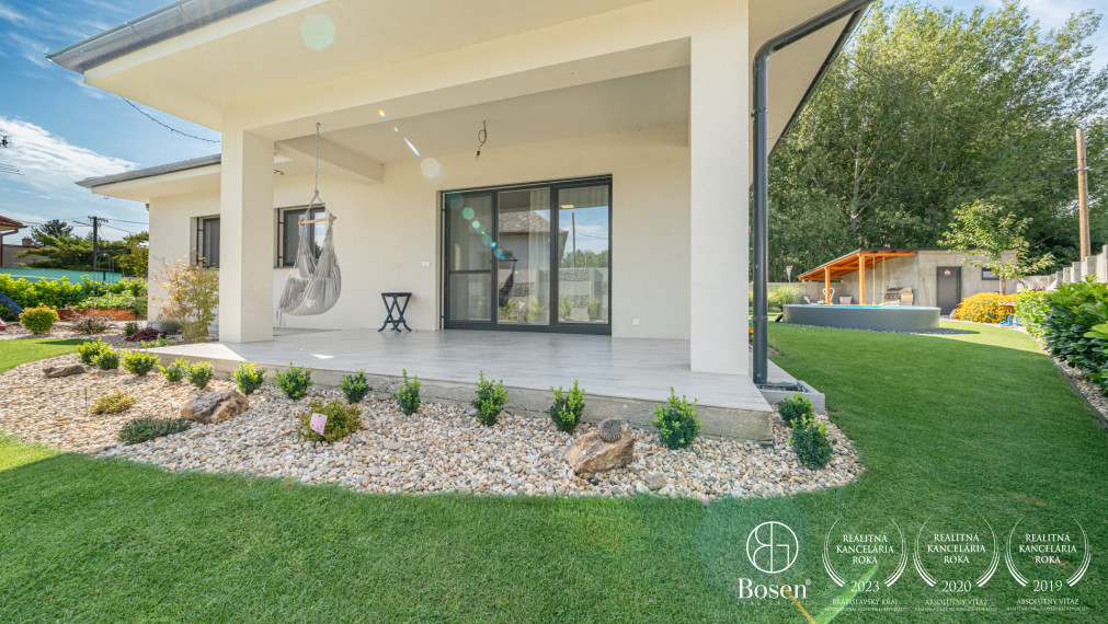 BOSEN | 4 izbový rodinný bungalov s bazénom