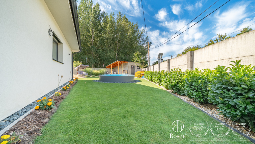 BOSEN | 4 izbový rodinný bungalov s bazénom