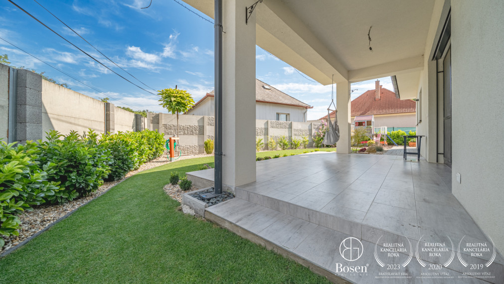 BOSEN | 4 izbový rodinný bungalov s bazénom