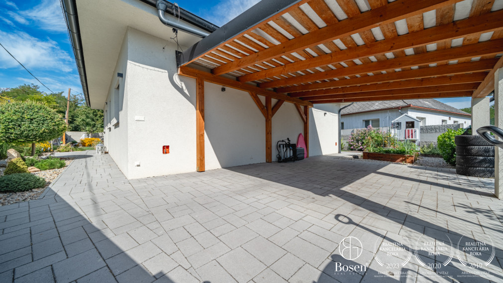 BOSEN | 4 izbový rodinný bungalov s bazénom