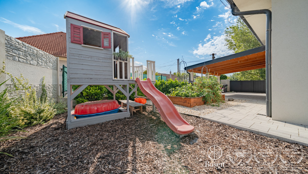 BOSEN | 4 izbový rodinný bungalov s bazénom