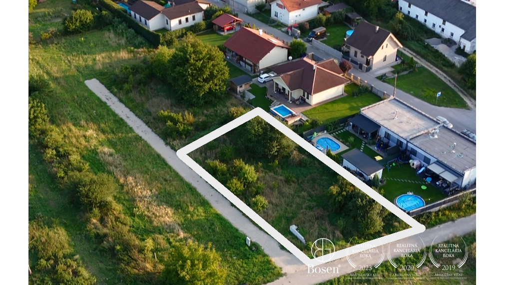 BOSEN | NA PREDAJ pozemok v obci Zamarovce s výhľadom na hrad