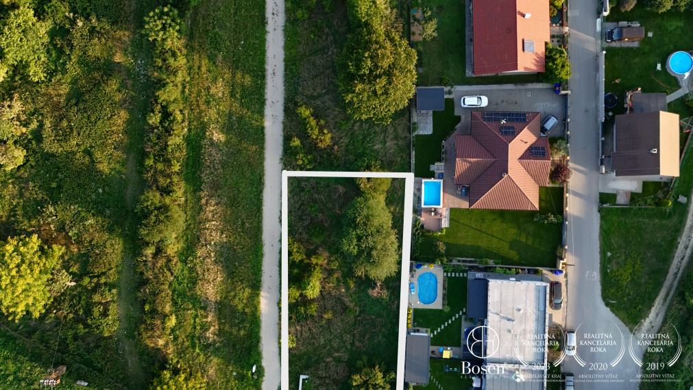 BOSEN | NA PREDAJ pozemok v obci Zamarovce s výhľadom na hrad