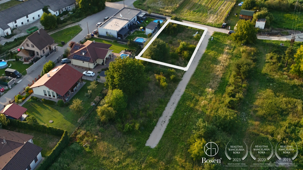 BOSEN | NA PREDAJ pozemok v obci Zamarovce s výhľadom na hrad