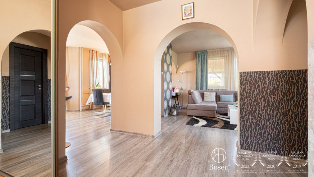 BOSEN | Na predaj priestranný rodinný dom s bazénom a saunou v obci Trhová Hradská