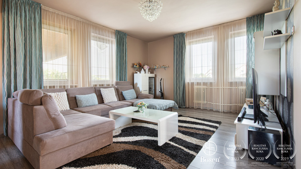 BOSEN | Na predaj priestranný rodinný dom s bazénom a saunou v obci Trhová Hradská