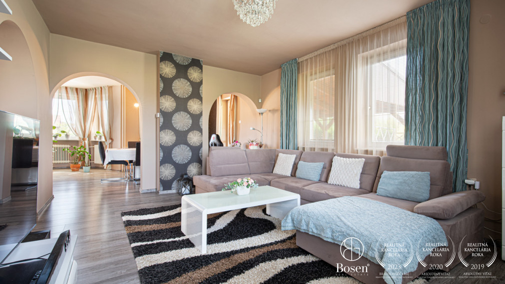 BOSEN | Na predaj priestranný rodinný dom s bazénom a saunou v obci Trhová Hradská