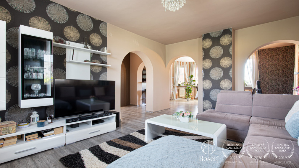 BOSEN | Na predaj priestranný rodinný dom s bazénom a saunou v obci Trhová Hradská