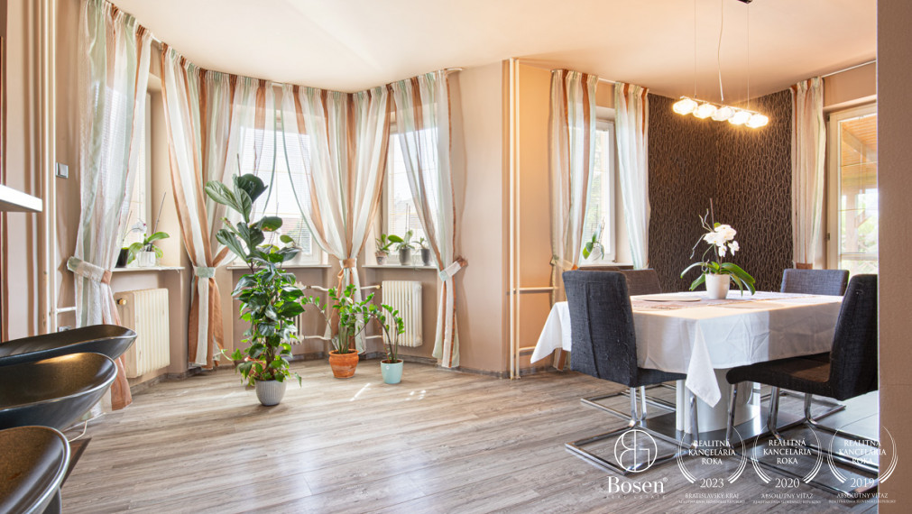 BOSEN | Na predaj priestranný rodinný dom s bazénom a saunou v obci Trhová Hradská