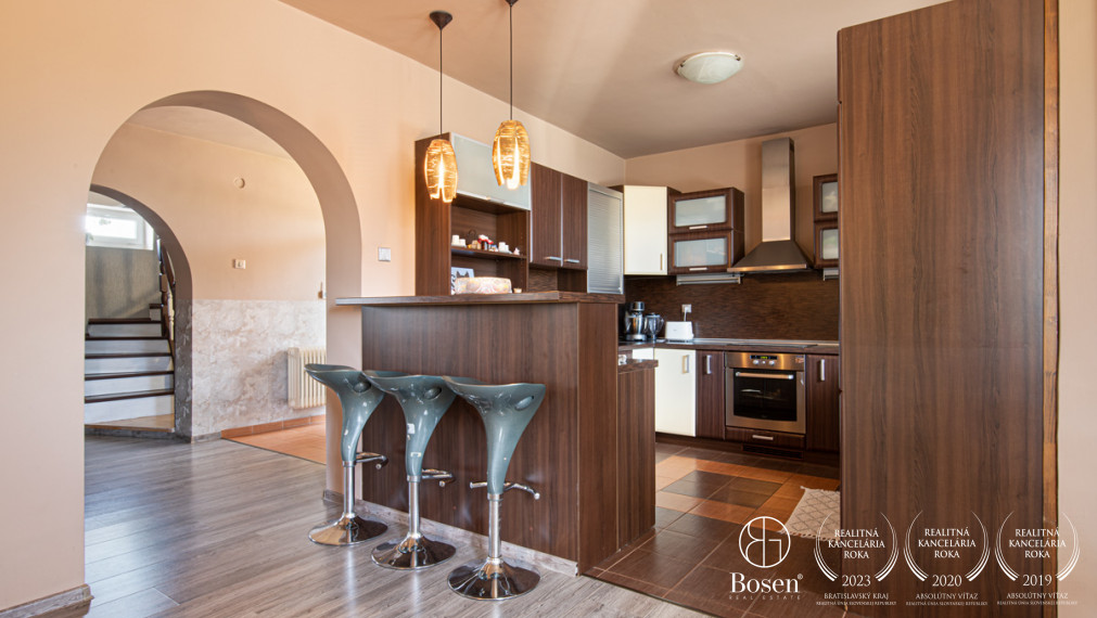 BOSEN | Na predaj priestranný rodinný dom s bazénom a saunou v obci Trhová Hradská