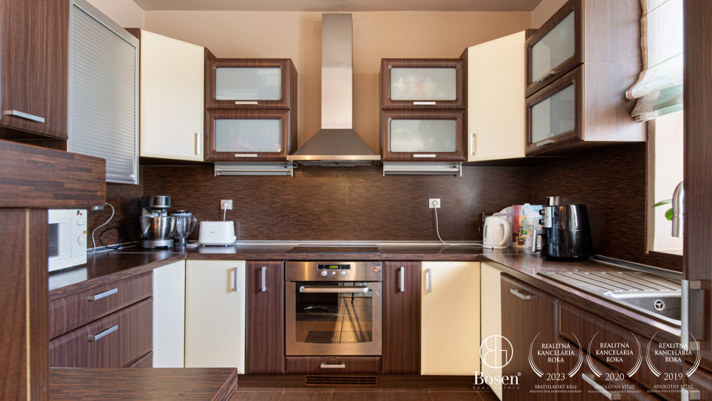 BOSEN | Na predaj priestranný rodinný dom s bazénom a saunou v obci Trhová Hradská