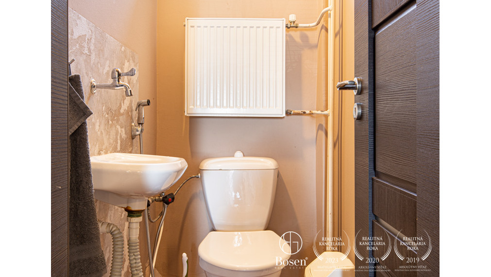 BOSEN | Na predaj priestranný rodinný dom s bazénom a saunou v obci Trhová Hradská