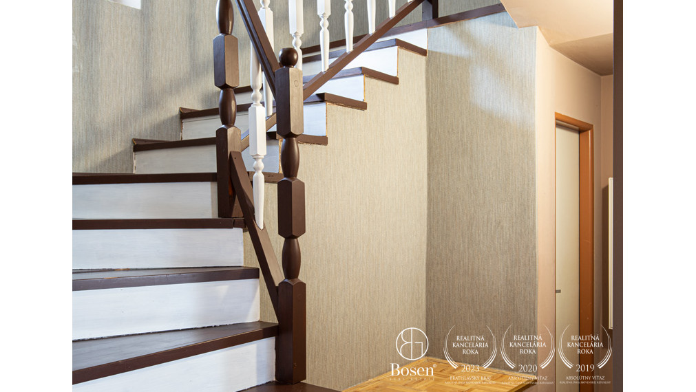 BOSEN | Na predaj priestranný rodinný dom s bazénom a saunou v obci Trhová Hradská