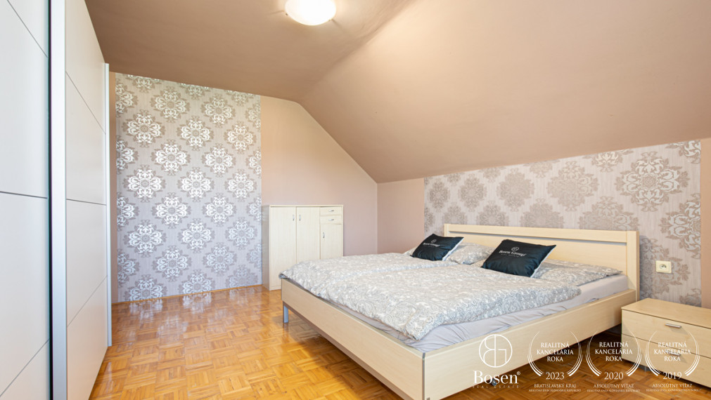 BOSEN | Na predaj priestranný rodinný dom s bazénom a saunou v obci Trhová Hradská