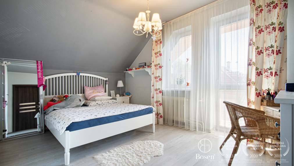 BOSEN | Na predaj priestranný rodinný dom s bazénom a saunou v obci Trhová Hradská