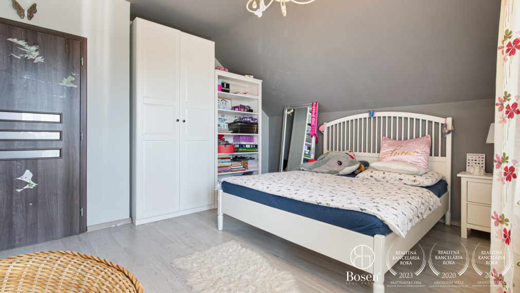 BOSEN | Na predaj priestranný rodinný dom s bazénom a saunou v obci Trhová Hradská