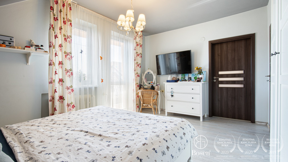 BOSEN | Na predaj priestranný rodinný dom s bazénom a saunou v obci Trhová Hradská