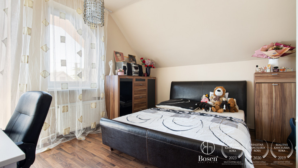 BOSEN | Na predaj priestranný rodinný dom s bazénom a saunou v obci Trhová Hradská