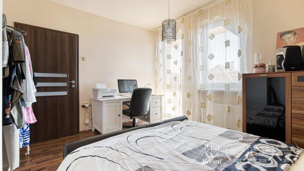 BOSEN | Na predaj priestranný rodinný dom s bazénom a saunou v obci Trhová Hradská