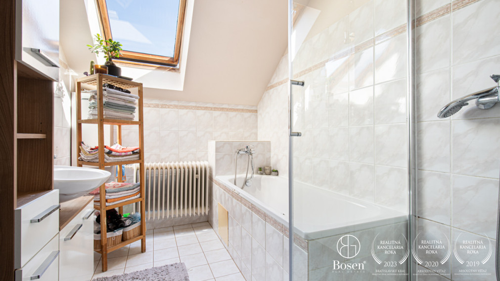 BOSEN | Na predaj priestranný rodinný dom s bazénom a saunou v obci Trhová Hradská