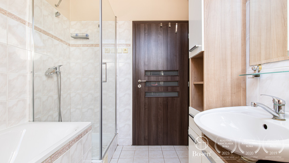 BOSEN | Na predaj priestranný rodinný dom s bazénom a saunou v obci Trhová Hradská