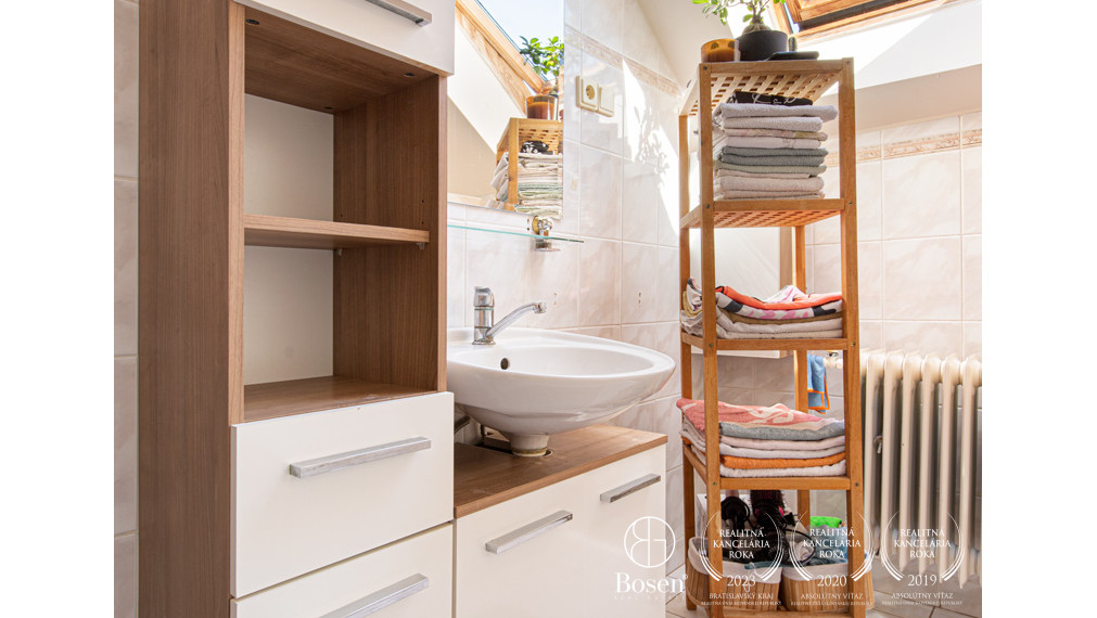 BOSEN | Na predaj priestranný rodinný dom s bazénom a saunou v obci Trhová Hradská