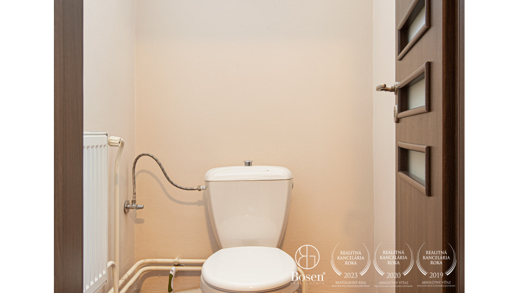 BOSEN | Na predaj priestranný rodinný dom s bazénom a saunou v obci Trhová Hradská