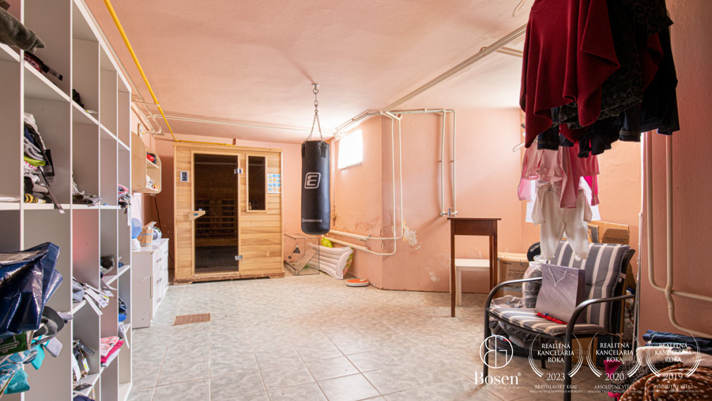 BOSEN | Na predaj priestranný rodinný dom s bazénom a saunou v obci Trhová Hradská