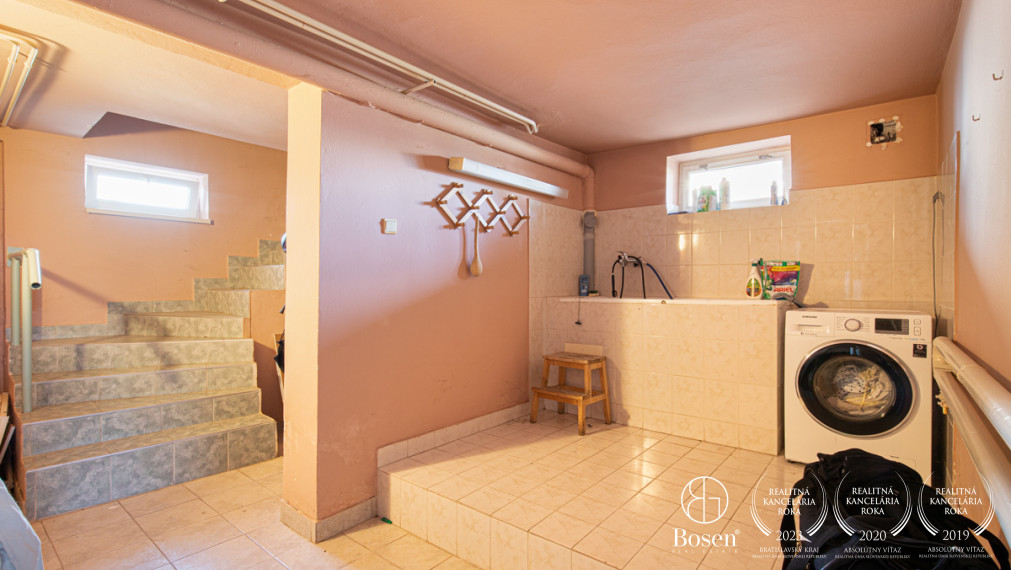 BOSEN | Na predaj priestranný rodinný dom s bazénom a saunou v obci Trhová Hradská