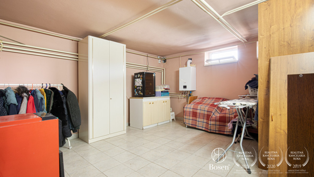 BOSEN | Na predaj priestranný rodinný dom s bazénom a saunou v obci Trhová Hradská