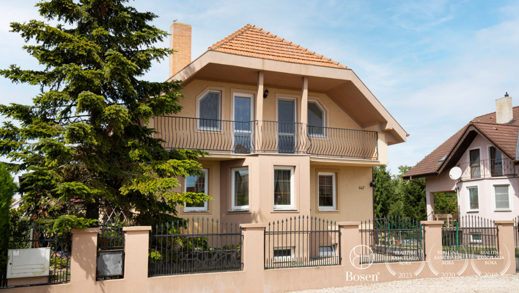 BOSEN | Na predaj priestranný rodinný dom s bazénom a saunou v obci Trhová Hradská