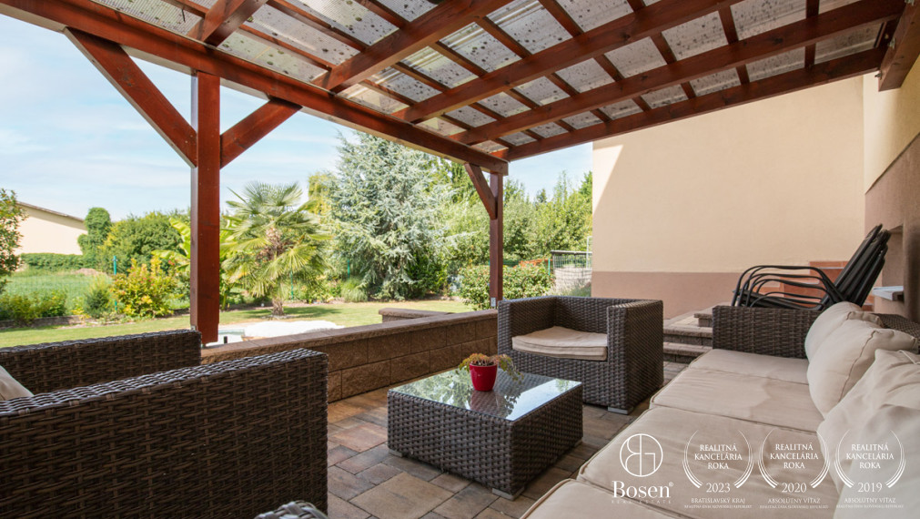 BOSEN | Na predaj priestranný rodinný dom s bazénom a saunou v obci Trhová Hradská