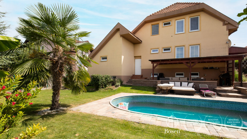 BOSEN | Na predaj priestranný rodinný dom s bazénom a saunou v obci Trhová Hradská