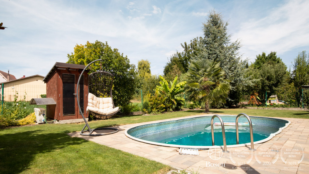 BOSEN | Na predaj priestranný rodinný dom s bazénom a saunou v obci Trhová Hradská