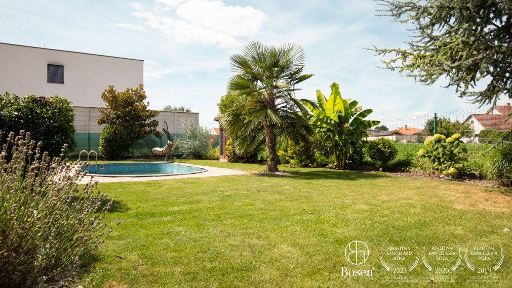 BOSEN | Na predaj priestranný rodinný dom s bazénom a saunou v obci Trhová Hradská